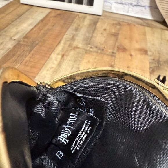 Bioworld
Harry Potter Hedwig Letter to Hogwarts Kiss Lock Coin Pouch - Picture 6 of 9